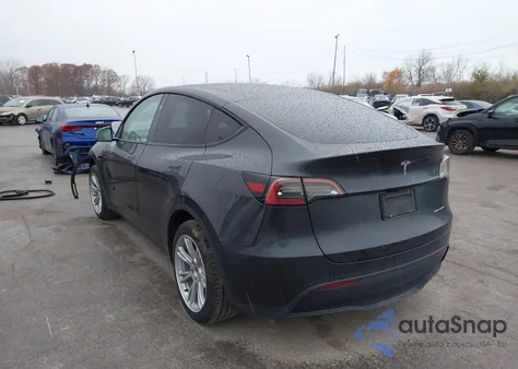 2024 Tesla Model Y Long Range Dual Motor All-Wheel Drive z USA, uszkodzony, nr VIN 7SAYGDEE9RA265508